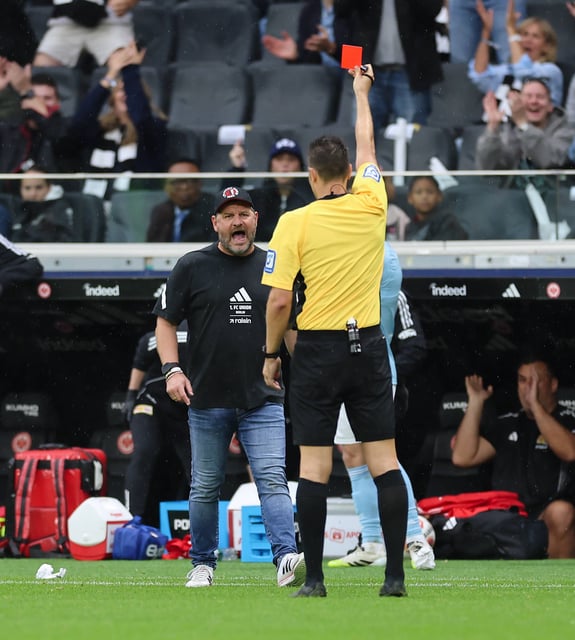 Der Moment, als das Wiedersehen mit dem HSV platzte: Unions Trainer Steffen Baumgart sieht in Frankfurt Rot.