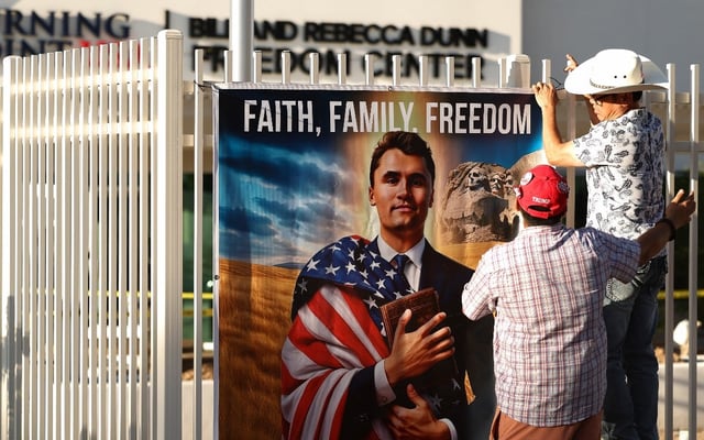 El activista conservador Charlie Kirk, cofundador de Turning Point USA, será homenajeado este domingo en una ceremonia masiva en Glendale, Arizona, tras su asesinato el 10 de septiembre. (Foto: CHARLY TRIBALLEAU / AFP)