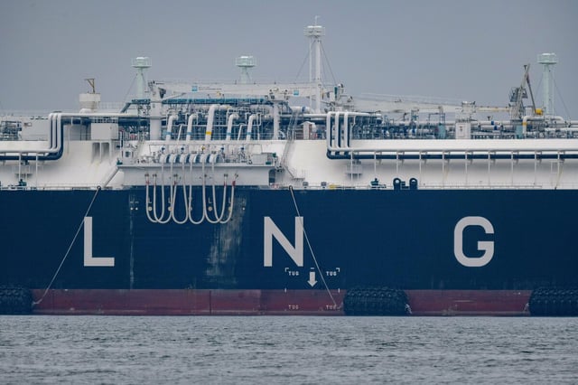 stark angeschnittenes Schiff mit Aufschrift LNG