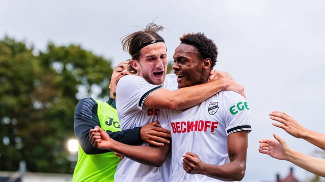 Chilohem Onuoha vom SC Verl bejubelt einen seiner zwei Treffer gegen Energie Cottbus.
