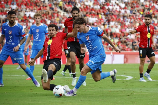 Soccer Football - LaLiga - RCD Mallorca v Atletico Madrid - Estadi Mallorca Son Moix, Palma de Mallorca, Spain - September 21, 2025 RCD Mallorca's Mateu Morey in action with Atletico Madrid's Julian Alvarez REUTERS/Francisco Ubilla