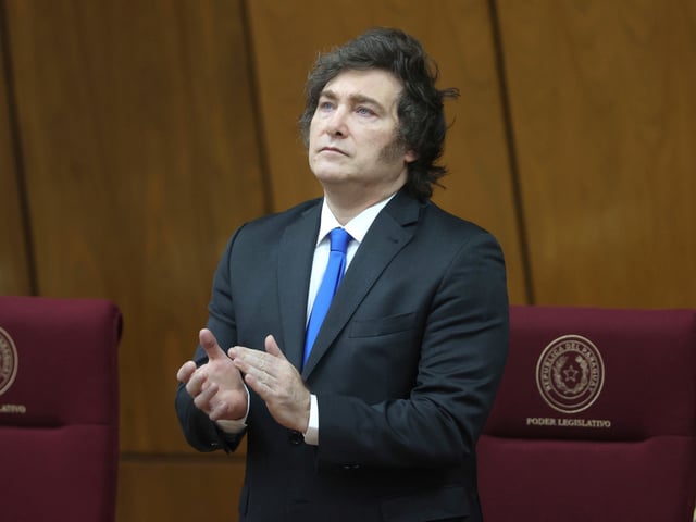 AME637. ASUNCIÓN (PARAGUAY), 18/09/2025.- Fotografía del 17 de septiembre de 2025 que muestra al presidente de Argentina, Javier Milei, durante un discurso en el Palacio Legislativo en Asunción (Paraguay). El Gobierno argentino de Milei se defendió este jueves tras el rechazo de los diputados de la oposición a los vetos a las leyes de financiamiento universitario y de emergencia en pediatría, y los trató de "'kukas' (por cucarachas) disfrazados de republicanos". EFE/ Juan Pablo Pino