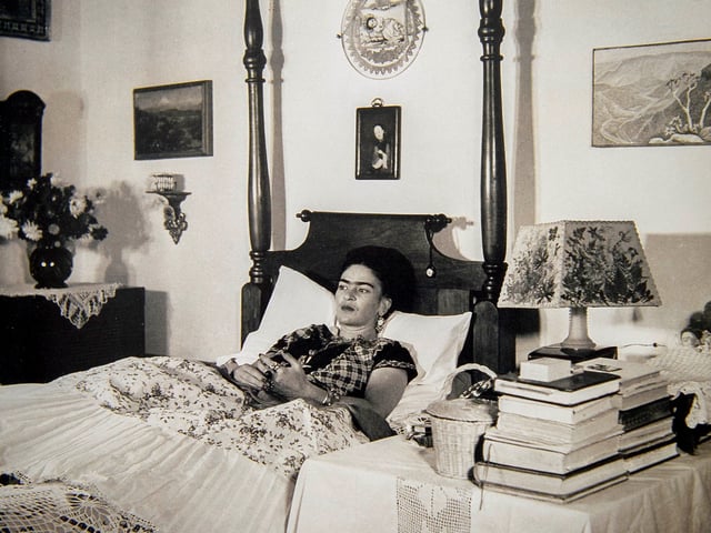 Frida Kahlo, en su cama, donde se retrató en el cuadro que ahora podría batir un récord. 