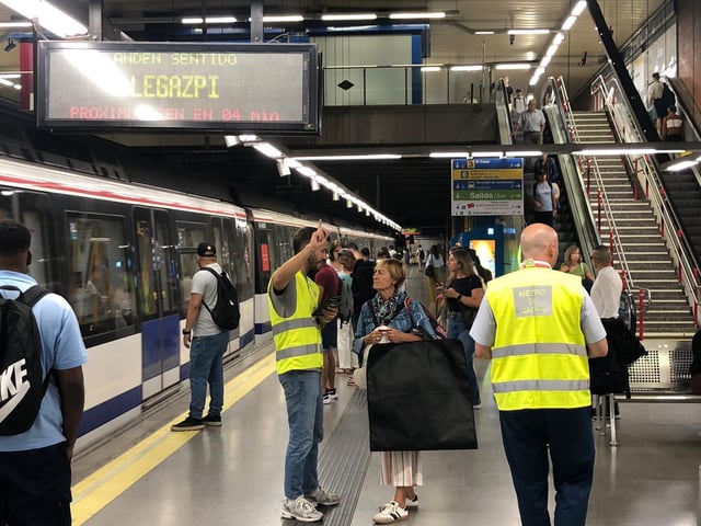 Operarios de Metro explican a los usuarios por dónde salir de la estación de Moncloa tras el cierre del lado este de la línea 6.