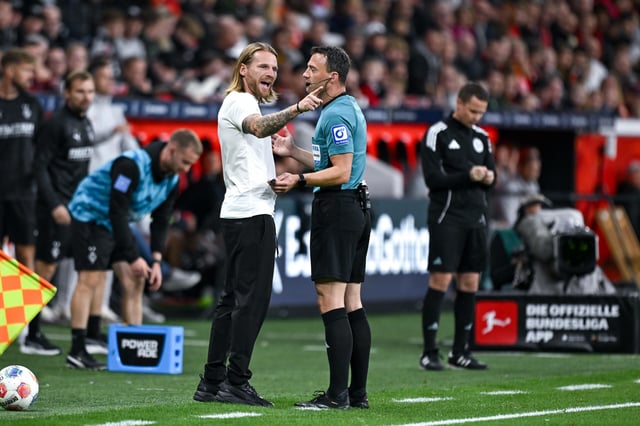 Eugen Polanski belebte in Leverkusen die Gladbacher Coachingzone, auch Referee Zwayer schaute mal vorbei.
