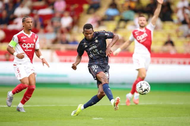 L'attaquant de Habib Diallo marque le premier but de son équipe dimanche au Stade Louis II contre Monaco en Ligue 1.