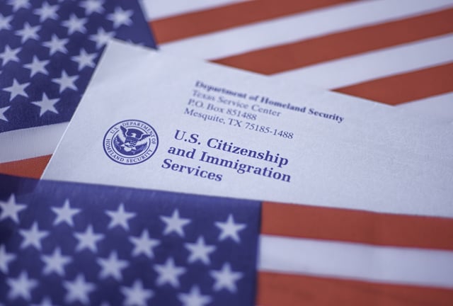 La Casa Blanca aclaró que aplicará una tasa “única” de 100.000 dólares “solo a nuevas visas” H-1B e intentó tranquilizar a los beneficiarios de este programa de trabajo para extranjeros en Estados Unidos. (Foto: Evgenia Parajanian / iStock)