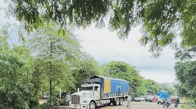 Tras el hundimiento de un tráiler se rehabilitó el camino permitiendo nuevamente el tránsito vehicular pese a los encharcamientos