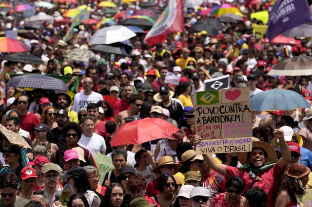 Demonstrators protest an amnesty bill that could absolve former President Jair Bolsonaro and his allies convicted for a 2023 coup attempt, in Brasilia, Brazil, Sunday, Sept. 21, 2025. (AP Photo/Eraldo Peres)