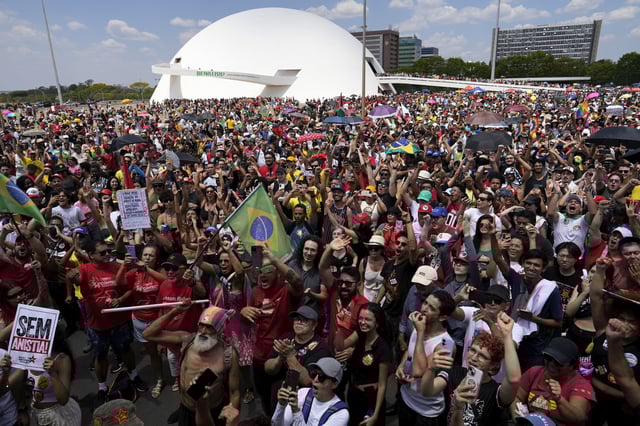 Demonstrators protest an amnesty bill that could benefit former President Jair Bolsonaro and his allies convicted for a 2023 coup attempt, in Brasilia, Brazil, Sunday, Sept. 21, 2025. (AP Photo/Eraldo Peres)