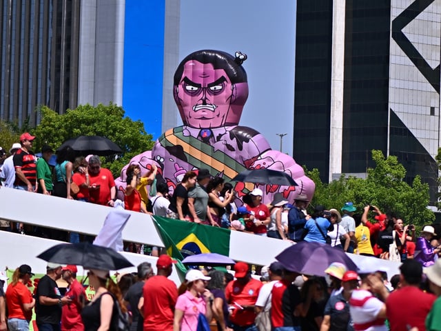AME1411. BRASILIA (BRASIL), 21/09/2025.- Personas participan en una manifestación contra el proyecto de amnistía que avanza en el Congreso y que podría beneficiar al expresidente Jair Bolsonaro, condenado a 27 años de prisión por golpismo, este domingo en la Explanada de los Ministerios en Brasilia (Brasil). EFE/ Andre Borges