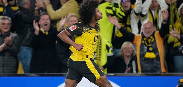 Der Jubelsprung von Karim Adeyemi nach seinem sehenswerten Treffer