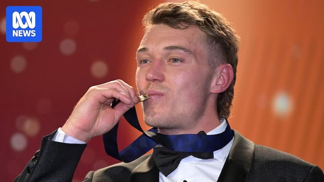 Patrick Cripps kisses the Brownlow Medal on stage
