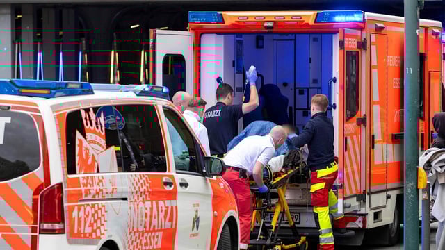 Eine Frau wurde bei einem Streit niedergestochen und schwebt in Lebensgefahr.