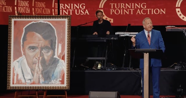 Charlie Kirk fue asesinado por un francotirador durante un evento en la Universidad de Utah. Foto: Captura de pantalla de video