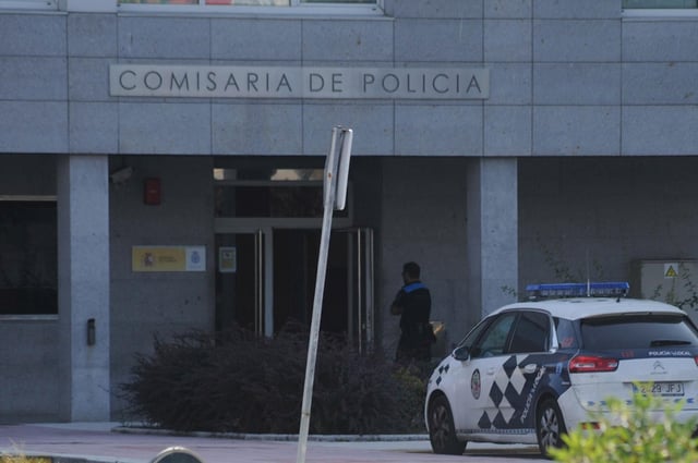 Un coche de la Policí­a Local frente a la comisaría de Policía Nacional.