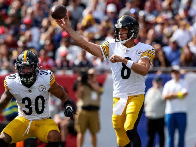 Aaron Rodgers logró en Foxborough el pase de touchdown con el que superó a Brett Favre en la lista histórica. (Reuters)