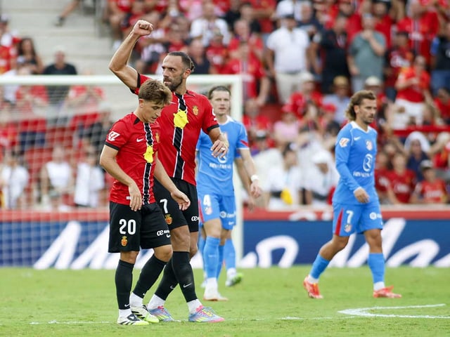 Vedat Muriqi celebrando su anotación.