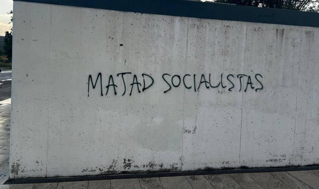 Amenazas de muerte en el muro del edificio multiusos llamado Sala Gomis