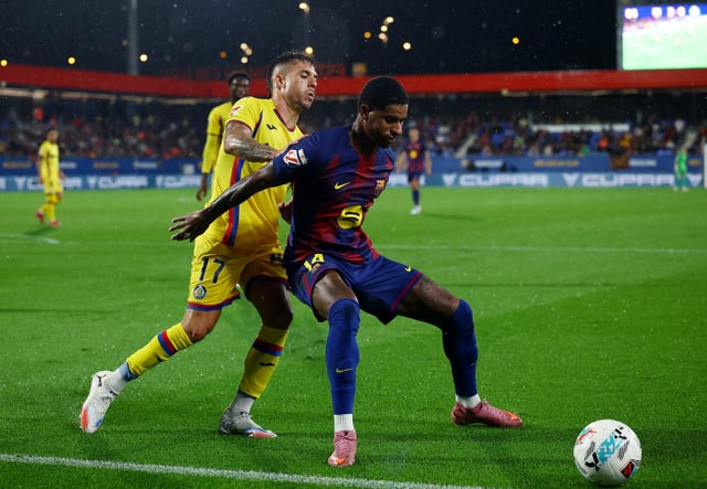 Soccer Football - LaLiga - FC Barcelona v Getafe - Johan Cruyff Stadium, Barcelona, Spain - September 21, 2025 Getafe's Kiko Femenia in action with FC Barcelona's Marcus Rashford REUTERS/Albert Gea