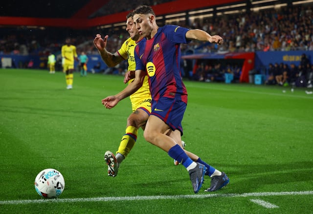 Soccer Football - LaLiga - FC Barcelona v Getafe - Johan Cruyff Stadium, Barcelona, Spain - September 21, 2025 FC Barcelona's Fermin Lopez in action with Getafe's Kiko Femenia REUTERS/Albert Gea