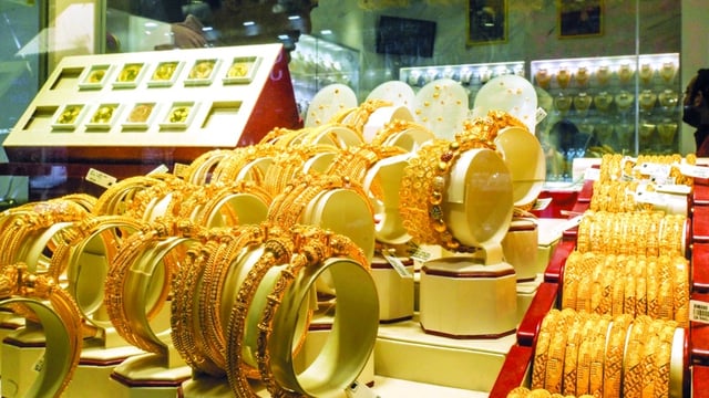 الذهب يواصل الصعود.. والمتعاملون يتحوطون بشراء السبائك