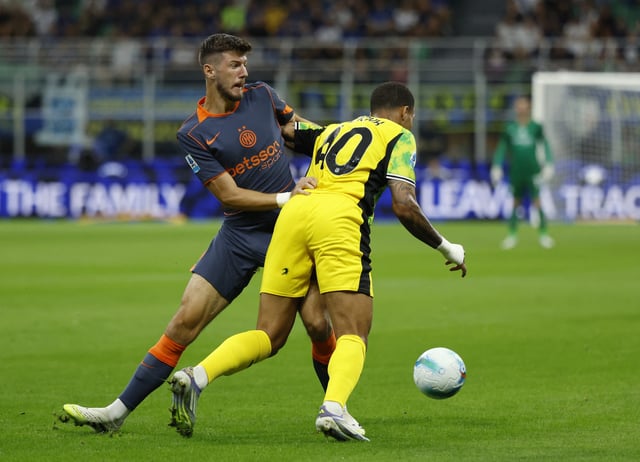 Soccer Football - Serie A - Inter Milan v Sassuolo - San Siro, Milan, Italy - September 21, 2025 Inter Milan's Petar Sucic in action with Sassuolo's Aster Vranckx REUTERS/Alessandro Garofalo