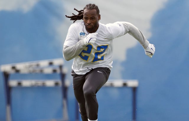 Najee Harris #22 of the Los Angeles Chargers runs a route during the Los Angeles Chargers offseason workouts at The Bolt on May 12, 2025 in El Segundo, California.