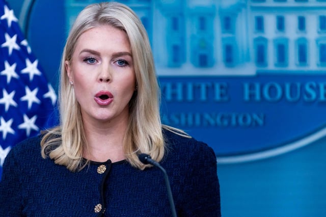 Quienes ya tienen visas H-1B y están actualmente fuera del país ahora no tendrán que pagar 100,000 dólares para volver a entrar, dijo la secretaria de prensa de la Casa Blanca, Karoline Leavitt. EFE/EPA/SHAWN THEW