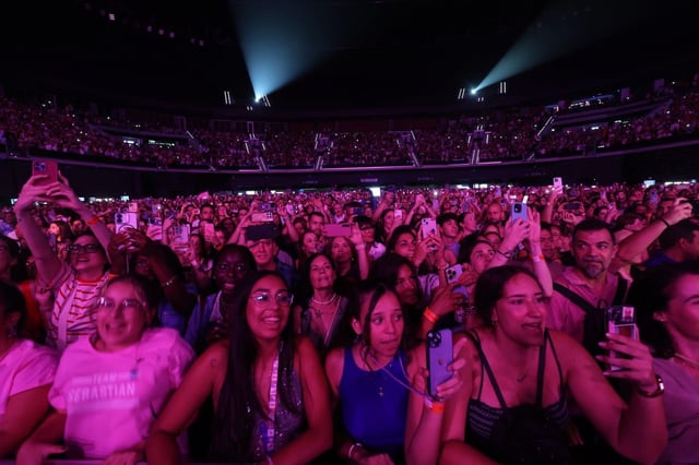 Sebastián Yatra se funde con el público y sus 'Tacones Rojos' pone en pie al Roig Arena