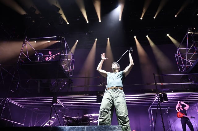 Sebastián Yatra se funde con el público y sus 'Tacones Rojos' pone en pie al Roig Arena