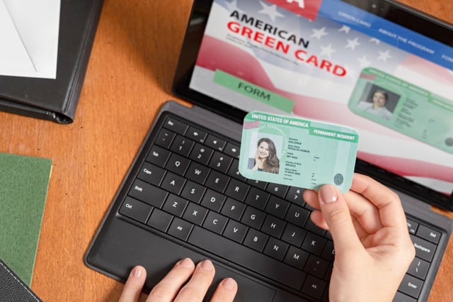Se debe presentar ante el Uscis el formulario I-90 para reemplazar la tarjeta