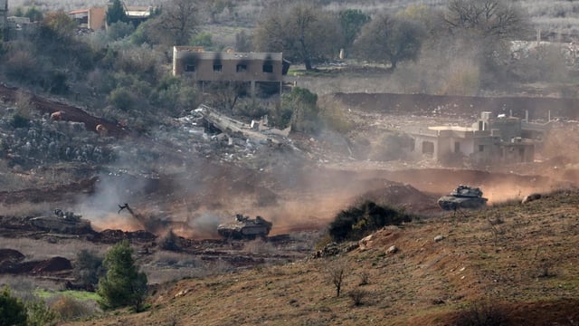 Las tropas israelíes se mueven entre casas destruidas, en la aldea de Meiss El-Jabal, en el sur del Líbano.