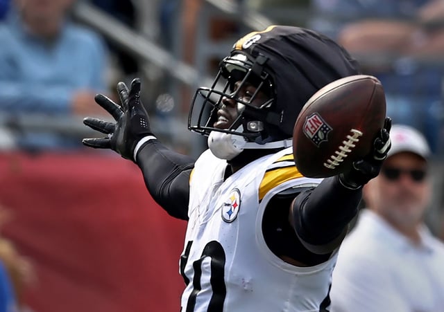 Foxboro, MA -Pittsburgh Steelers’s Jabrill Peppers celebrates recovering a Patriot”s fumble during the third quarter of the game at Gillette Stadium. (Nancy Lane/Boston Herald)