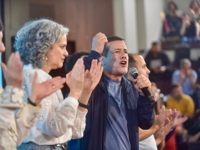 Mariano Recalde, con Kelly Olmos, Ana Arias e Itaí Hagman, en el lanzamiento de la campaña del peronismo el viernes, en la Facultad de Medicina de la UBA.