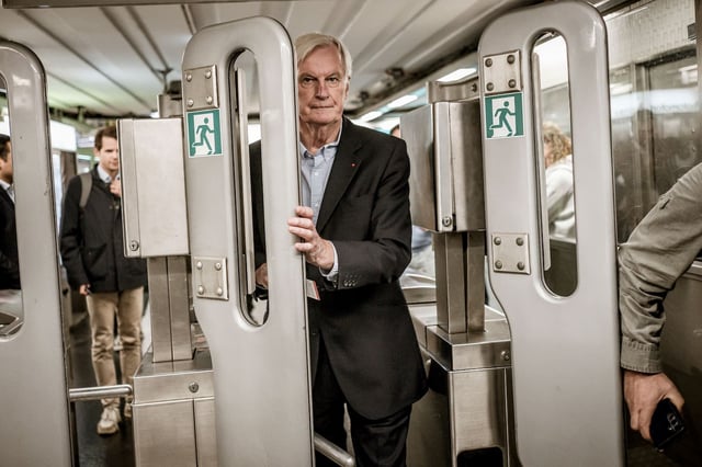 Michel Barnier, candidat LR à la législative partielle dans la deuxième circonscription de Paris en campagne dans le 5e arrondissement, mercredi 17 septembre.

