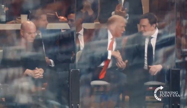 El asesinato del líder conservador Charlie Kirk profundizó la grieta política en EE.UU. Durante su homenaje, Donald Trump y Elon Musk enterraron su disputa pública.
