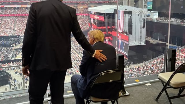 Donald Trump estuvo presente en el multitudinario funeral de Charlie Kirk.