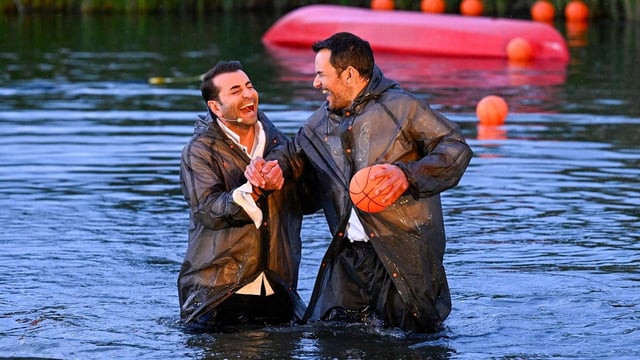In der Kochshow landeten zwei Köche im Wasser und Bruce Darnell übte harsche Kritik.