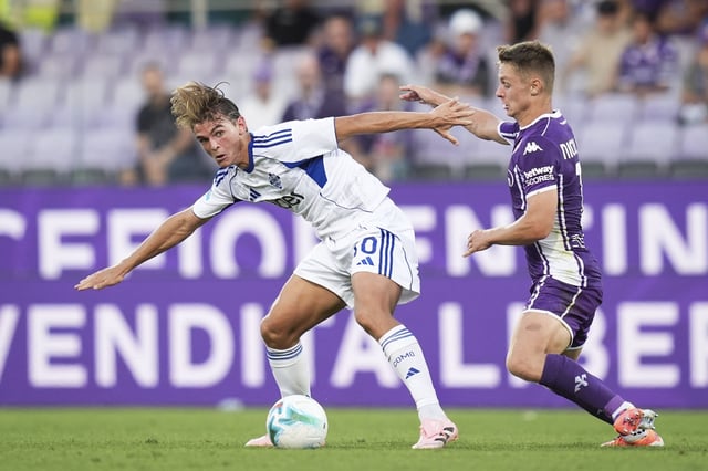 Nicolas Paz volante ofensivo de Como, trata de defender la pelota ante Hans Nicolussi Caviglia, de Fiorentina, por la cuarta fecha de la Serie A