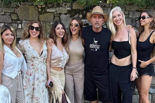 Eros Ramazzotti recibió a un grupo de mujeres argentinas en su casa, entre ellas Evangelina Anderson, a quien trató de conquistar. (Instagram @majomartino).