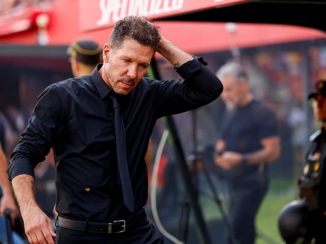 PALMA DE MALLORCA, 21/09/2025.- El entrenador del Atlético de Madrid, Diego Pablo Simeone, este domingo, durante el partido de la jornada 5 de LaLiga EA SPorts, entre el Real Mallorca y el Atlético de Madrid, que se disputa en el estadio de Son Moix de Palma de Mallorca. EFE/ CATI CLADERA