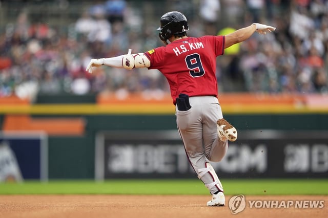 Kim Ha-seong of the Atlanta Braves celebrates after hitting a solo home run against the Detroit Tigers during the clubs' Major League Baseball regular-season game at Comerica Park in Detroit on Sept. 21, 2025, in this Associated Press photo. (Yonhap)