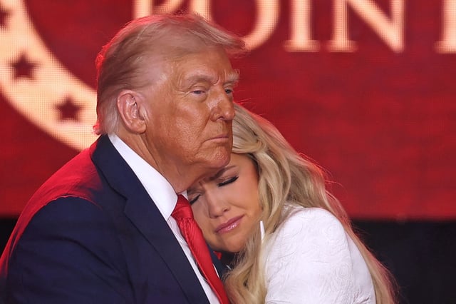 El presidente de Estados Unidos, Donald Trump, saluda a Erika Kirk, viuda de Charlie Kirk, durante el servicio conmemorativo público del activista de derecha Charlie Kirk en el State Farm Stadium en Glendale, Arizona, el 21 de septiembre de 2025