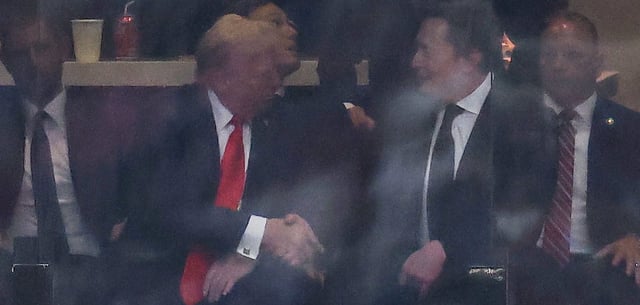 Gaben sich in Phoenix auf der Tribüne die Hand: US-Präsident Trump (l.) udn Elon Musk