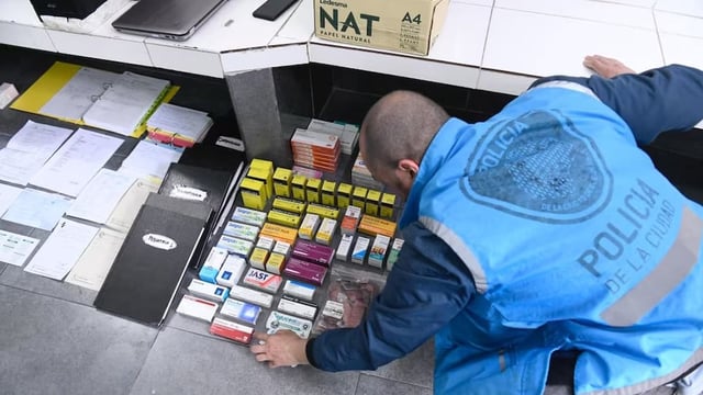 La Policía de la Ciudad clausuró un consultorio médico y odontológico clandestino en el Barrio 31 de Retiro, donde se secuestraron más de 300 cajas de medicamentos.