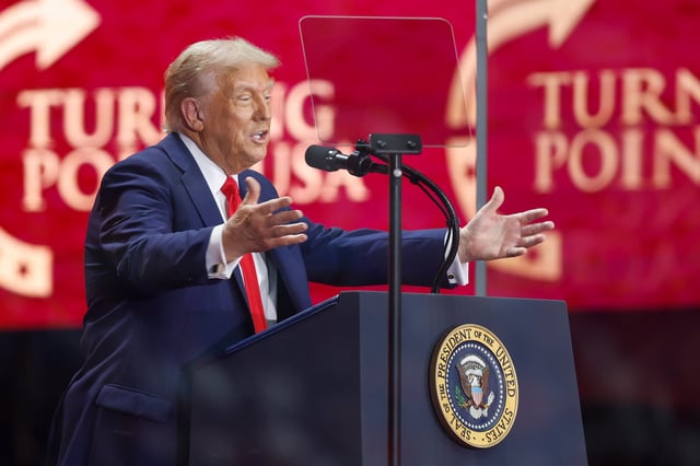 El presidente estadounidense, Donald Trump, pronuncia un discurso durante el servicio conmemorativo público del activista político Charlie Kirk.