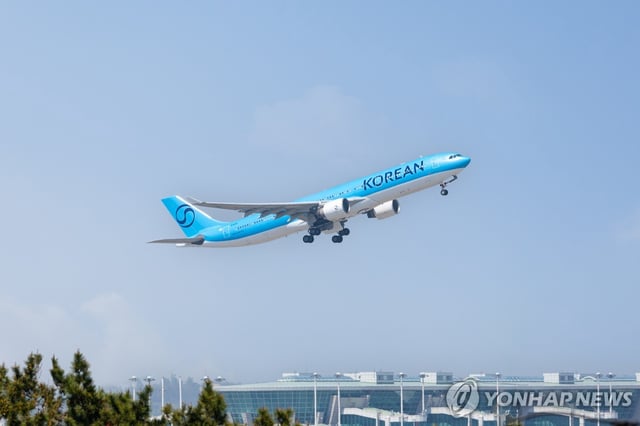 This photo provided by Korean Air Co. shows the company's A330-300 airplane flying in the air. (PHOTO NOT FOR SALE) (Yonhap)
