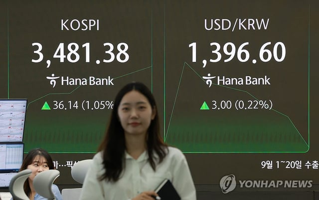 This photo taken Sept. 22, 2025, shows the dealing room of Hana Bank in central Seoul. (Yonhap)