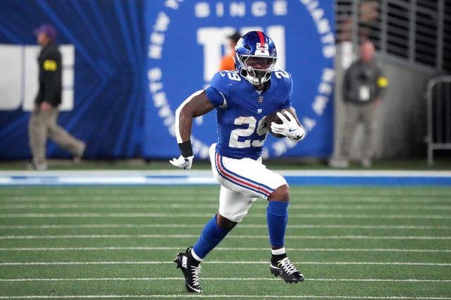 Sep 21, 2025; East Rutherford, New Jersey, USA; New York Giants running back Tyrone Tracy Jr. (29) runs against the Kansas City Chiefs in the first quarter at MetLife Stadium. Mandatory Credit: Robert Deutsch-Imagn Images